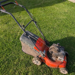 Kosilica za travu Husqvarna LC 140S + gratis plastični spremnik