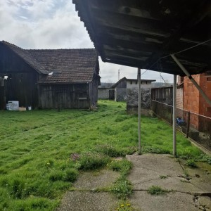 Prodajem kuću sa voćnjakom i zemljom ispod kuće