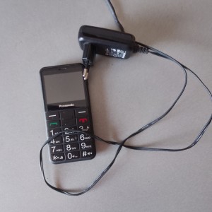 prodajem mobitel panasonik  i bateriju  za mobitel