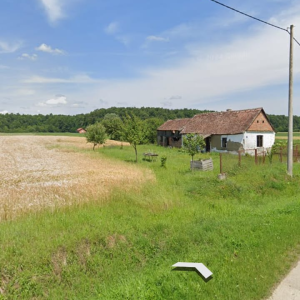 Prodajem staru nekretninu sa 1 jutro zemlje Drenovci Stanovi 34