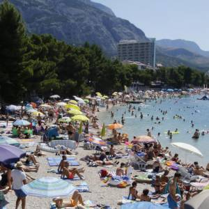 Prodavac na plazi prodaja kukuruza