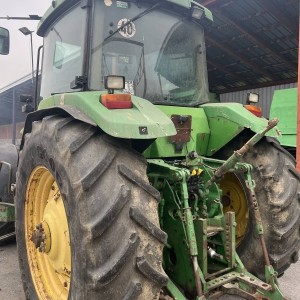 Traktor JD 8300
