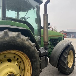 Traktor JD 8300