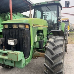 Traktor JD 8300