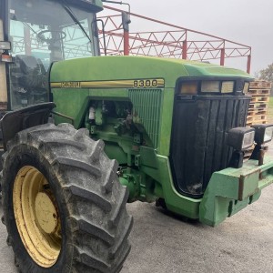 Traktor JD 8300