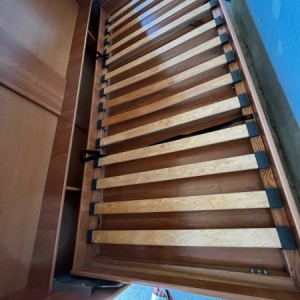 Dječji krevet s regalom i ormar
