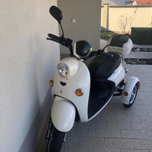 Električni skuter na 3 kotača