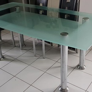 Stakleni stol