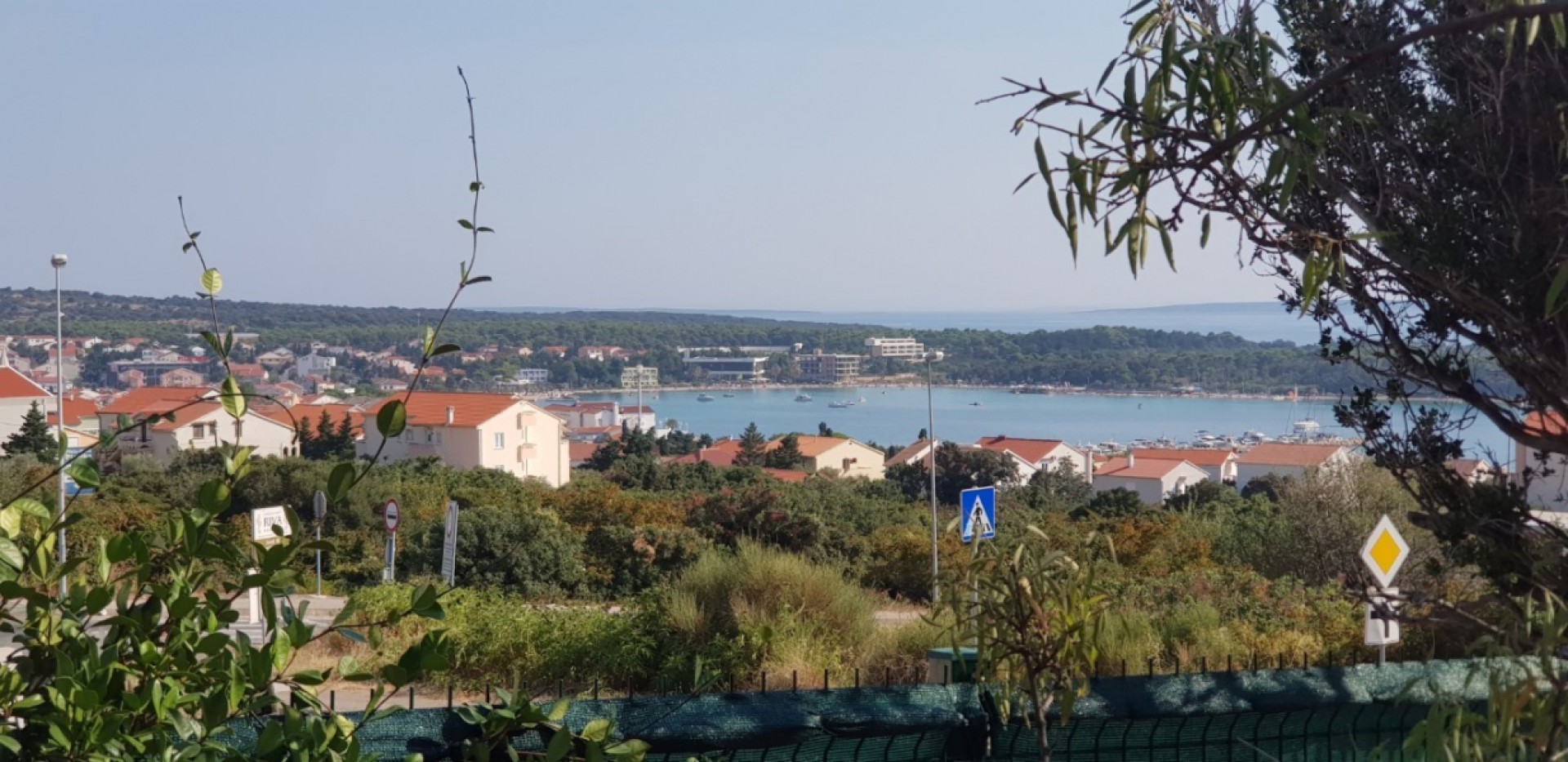 PRILIKA!!! Luksuzan apartman s velikom okućnicom i dva parkinga