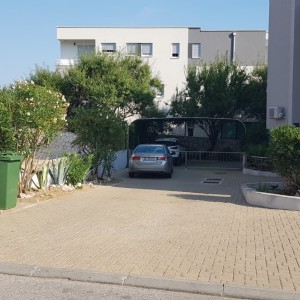 PRILIKA!!! Luksuzan apartman s velikom okućnicom i dva parkinga