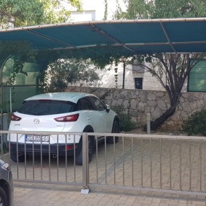 PRILIKA!!! Luksuzan apartman s velikom okućnicom i dva parkinga