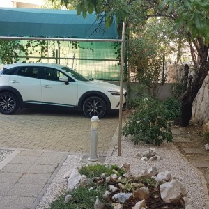 PRILIKA!!! Luksuzan apartman s velikom okućnicom i dva parkinga