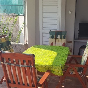 PRILIKA!!! Luksuzan apartman s velikom okućnicom i dva parkinga