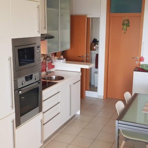 PRILIKA!!! Luksuzan apartman s velikom okućnicom i dva parkinga