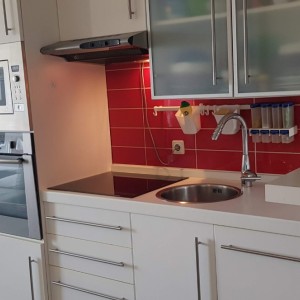 PRILIKA!!! Luksuzan apartman s velikom okućnicom i dva parkinga