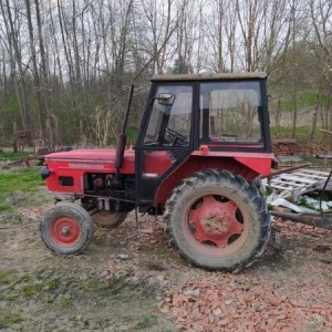prodajem traktor zetor 4718 sa priključcima