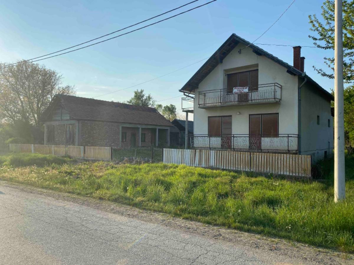 KUćA I DVORIŠNE ZGRADE