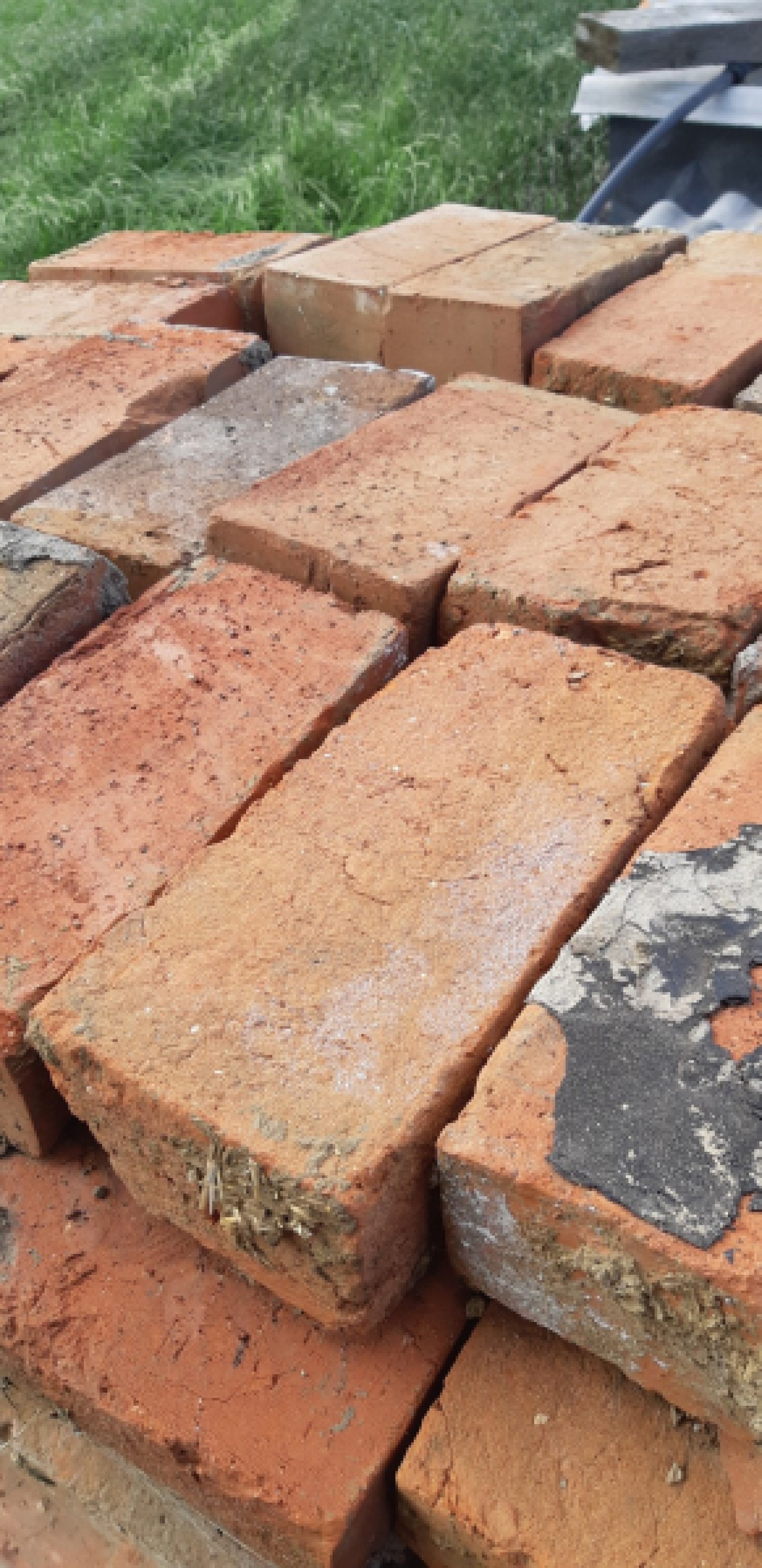 Prodajem staru ciglu 1.5kn komad