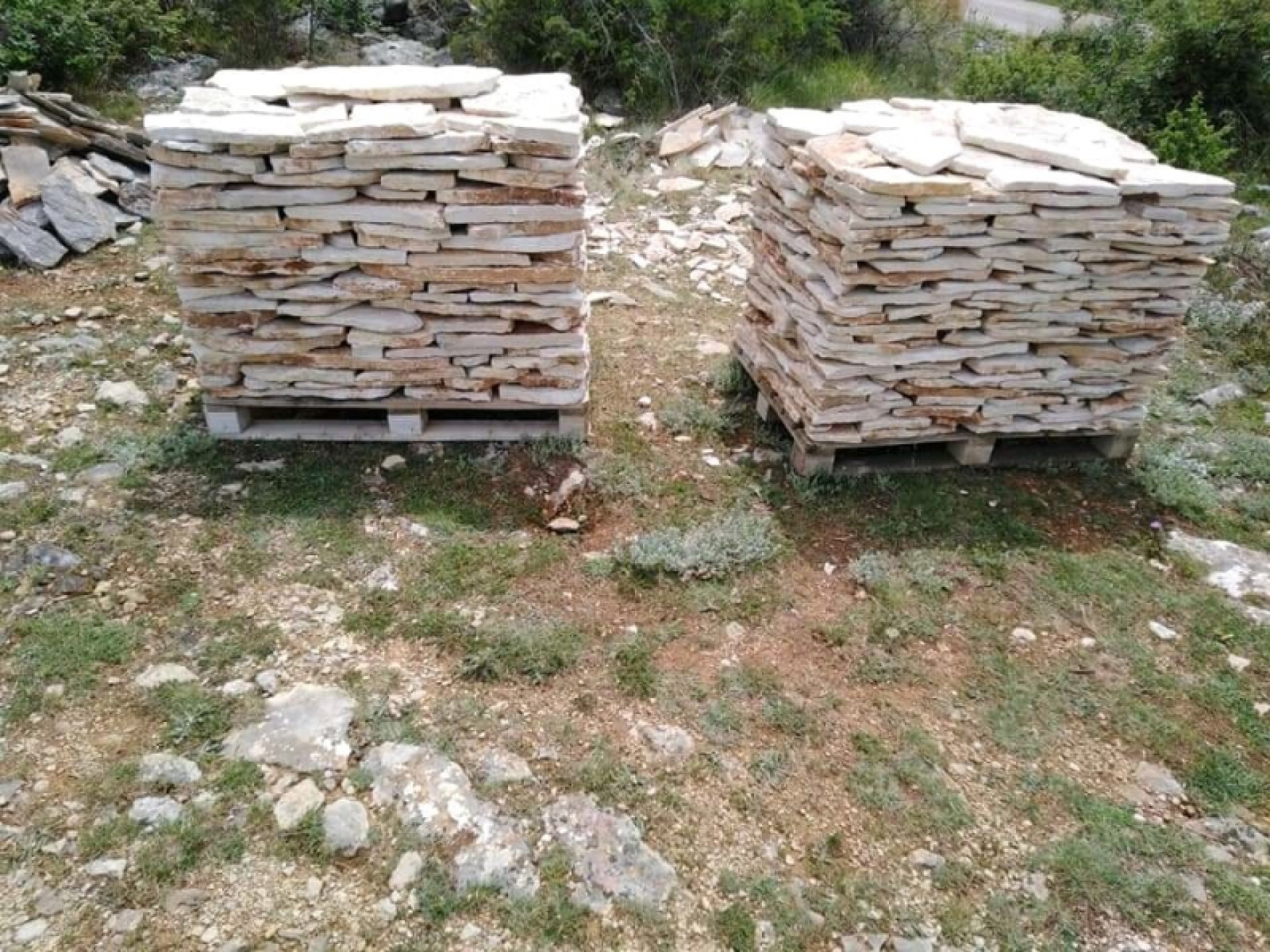 Prodajem benkovacki kamen lomljenji zuti