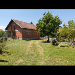 Seosko imanje sa dvije kuće i 15 rali zemlje