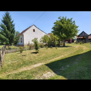 Seosko imanje sa dvije kuće i 15 rali zemlje