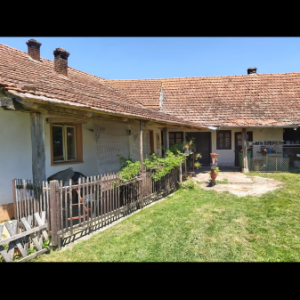 Seosko imanje sa dvije kuće i 15 rali zemlje