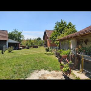 Seosko imanje sa dvije kuće i 15 rali zemlje