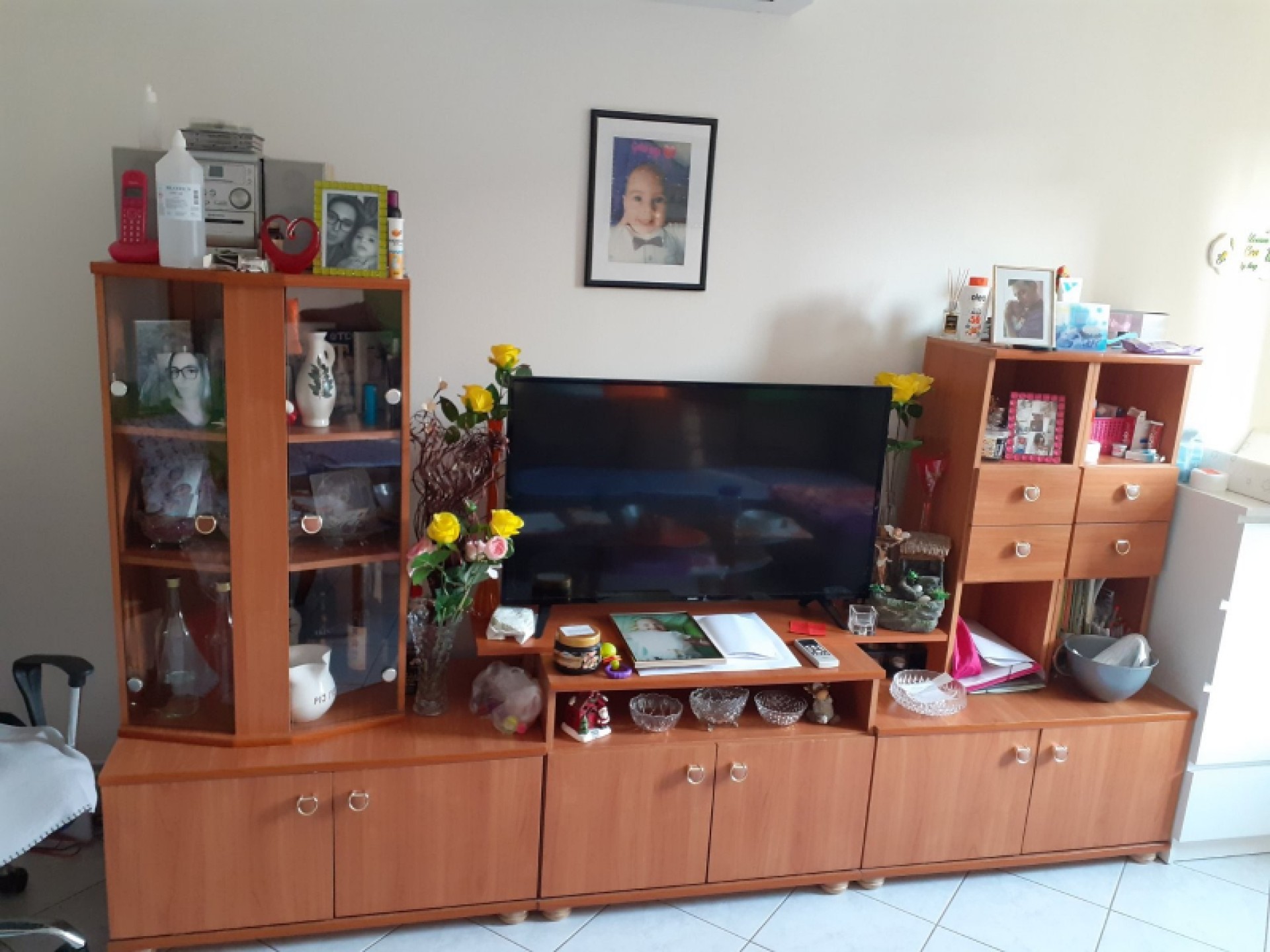 Prodaje se regal za dnevni boravak.