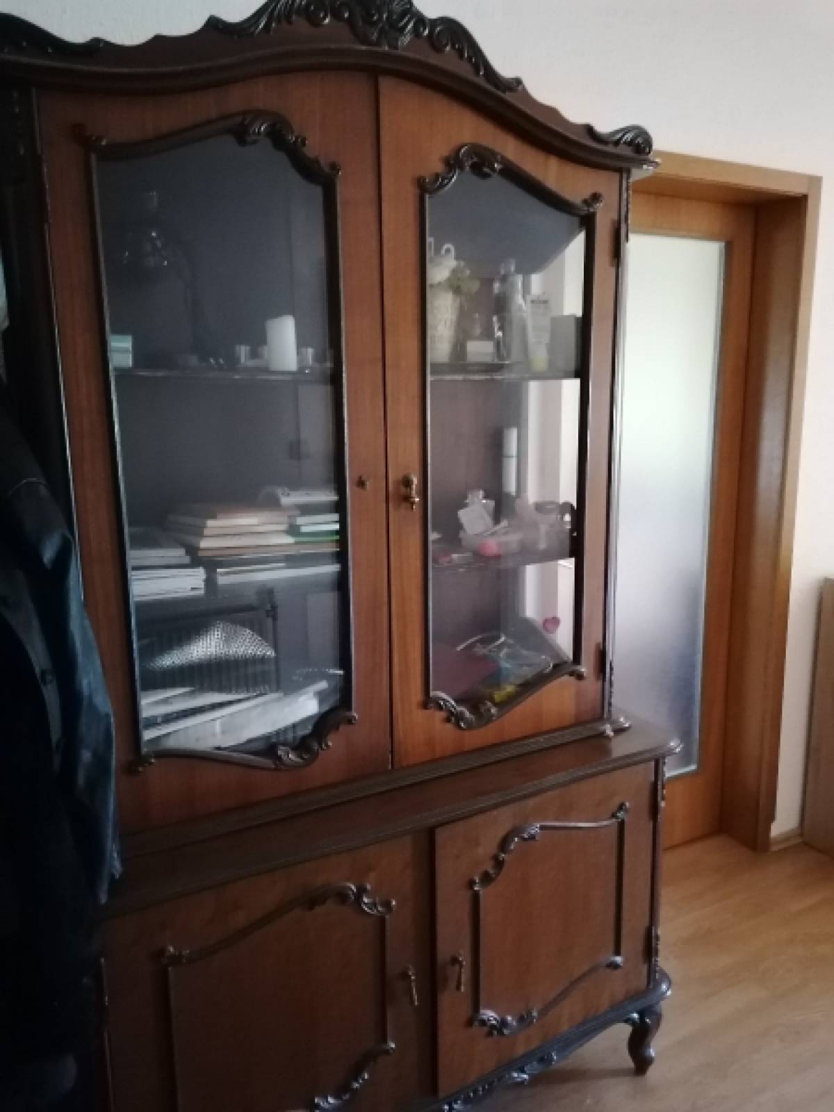 Komoda sa vitrinom i stol