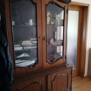 Komoda sa vitrinom i stol