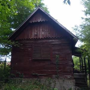 Prodaje se vikendica 30m2+1080m2 okućnice - Gudci