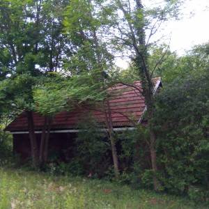Prodaje se vikendica 30m2+1080m2 okućnice - Gudci