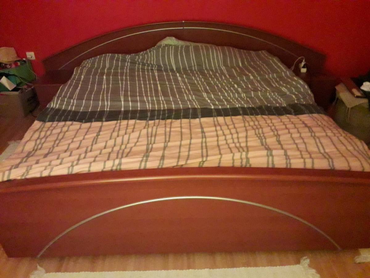 Prodaje se bračni krevet