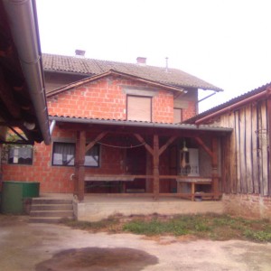 KUćA U kUTINI