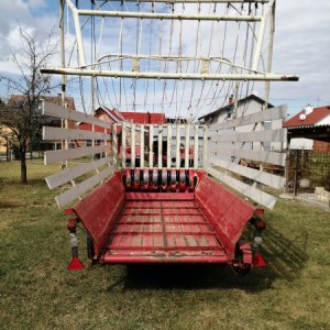 Samoutovarna prikolica za sijeno