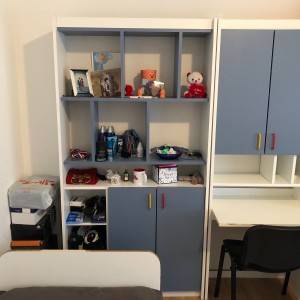 Prodajem dječju sobu s ormarom,2 kreveta i 2 radna stola.