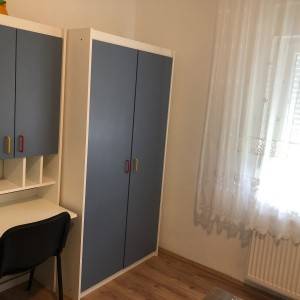 Prodajem dječju sobu s ormarom,2 kreveta i 2 radna stola.