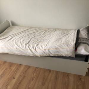 Prodajem dječju sobu s ormarom,2 kreveta i 2 radna stola.