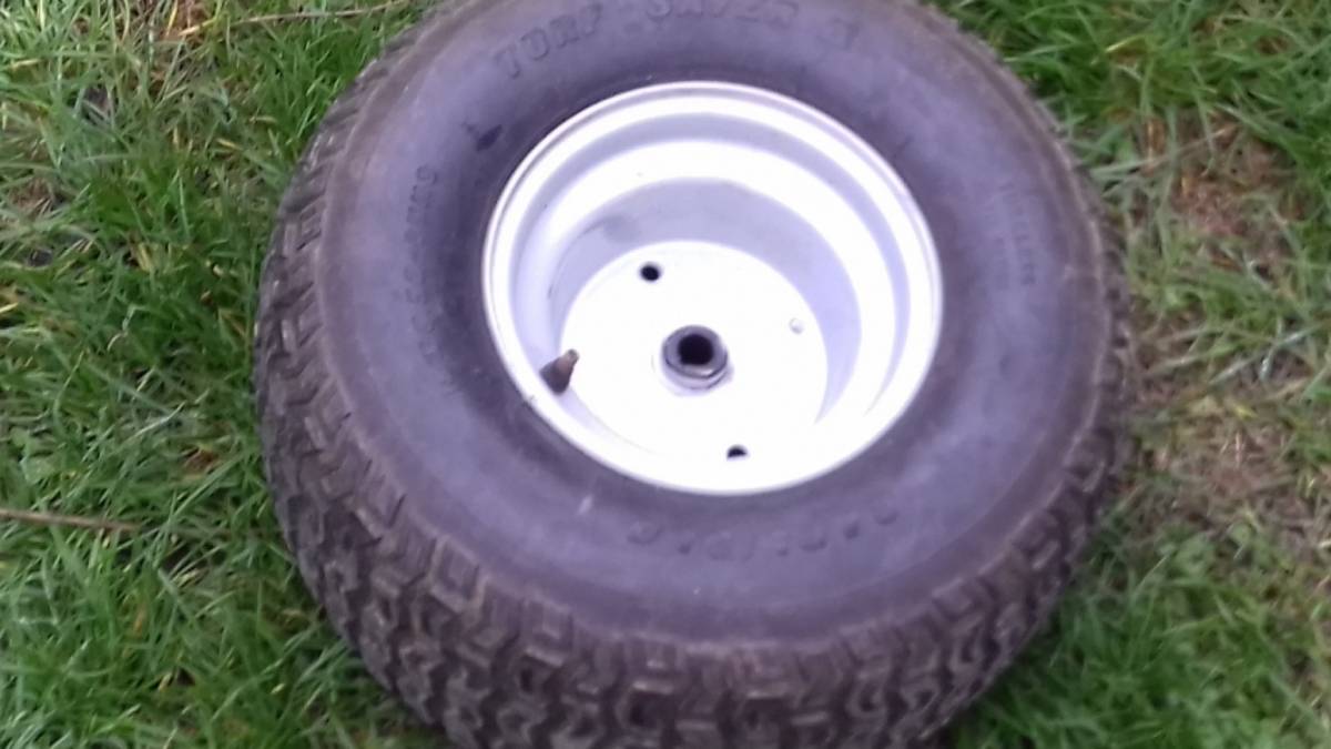 2 zadnja kotača za traktor kosilicu