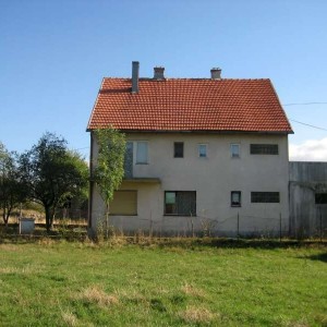 Obiteljska kuća katnica 200 m2 na zemljištu 500 m2, Gračac