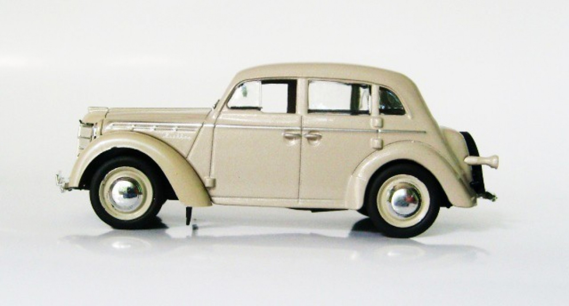 Model maketa automobil Moskić 400 1/43 1:43