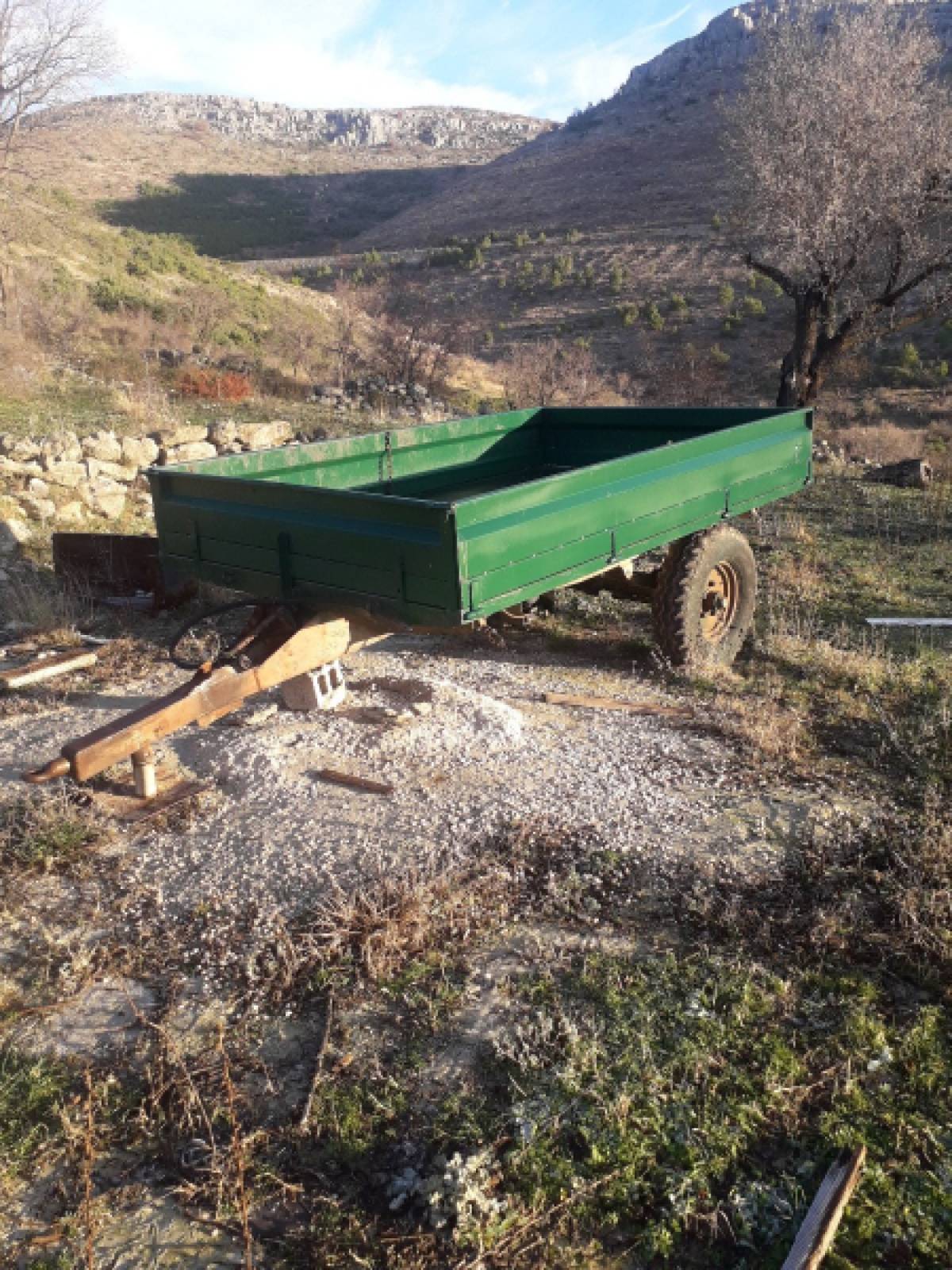 Prikolica kiper trostrani