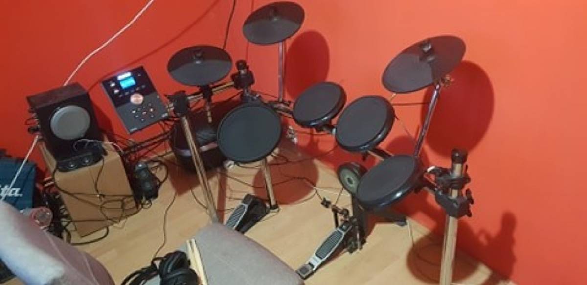 Prodajem elektronac, Alesis Forge advanced, može zamjena za elektro ak