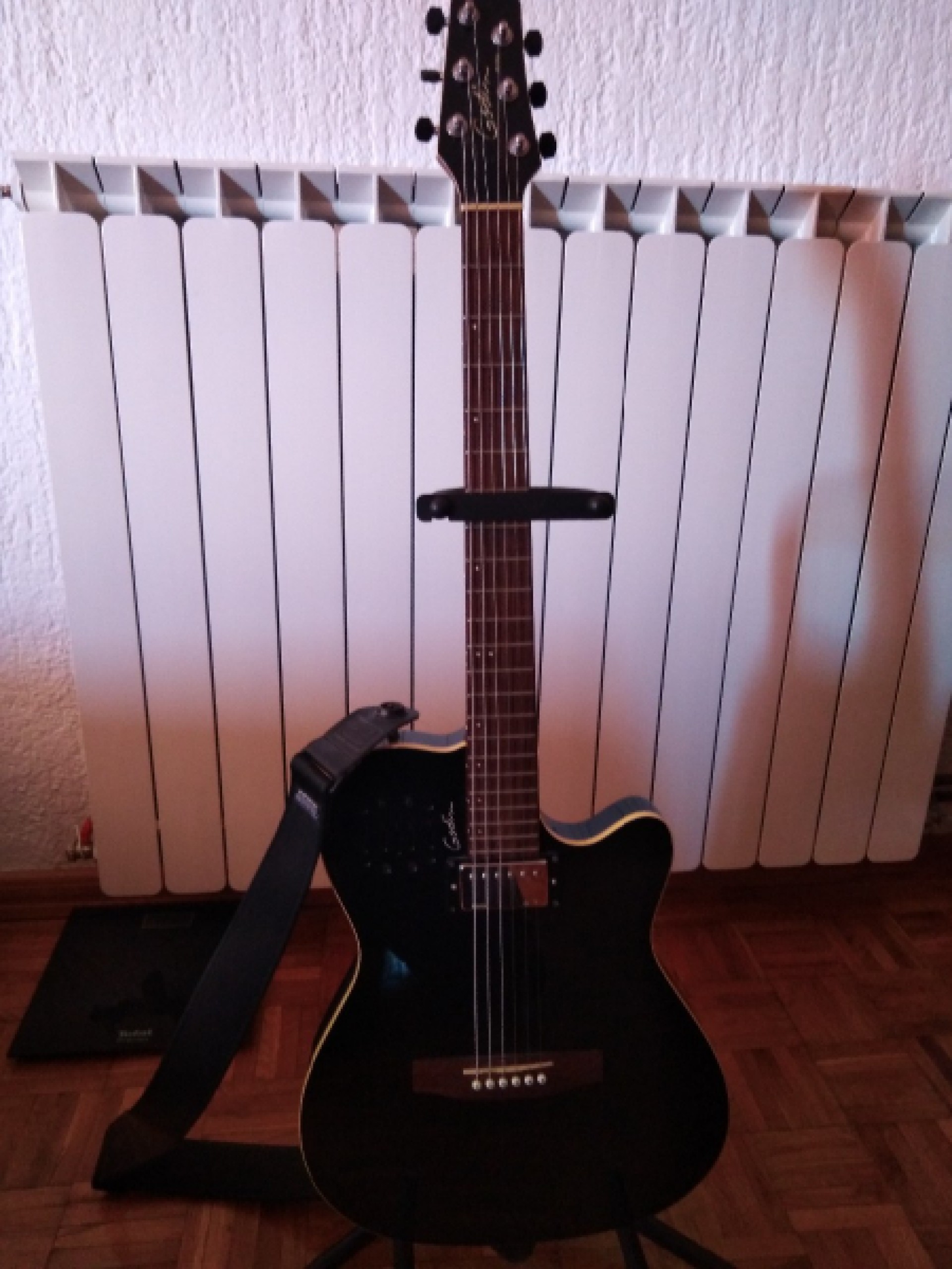 Prodajem GODIN A6 ULTRA BLACK sa remenom,stalkom i futrolom