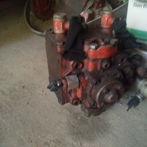 Pumpa Linda, osovina za Đuru Đakoviča i klipovi od John Deere kombajna