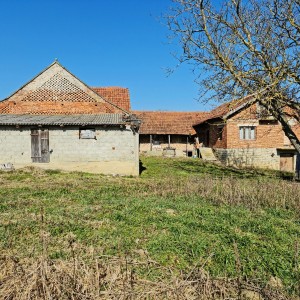 Prodajem kuću s gospodarakim zgradama