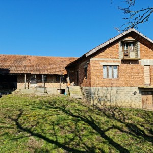 Prodajem kuću s gospodarakim zgradama