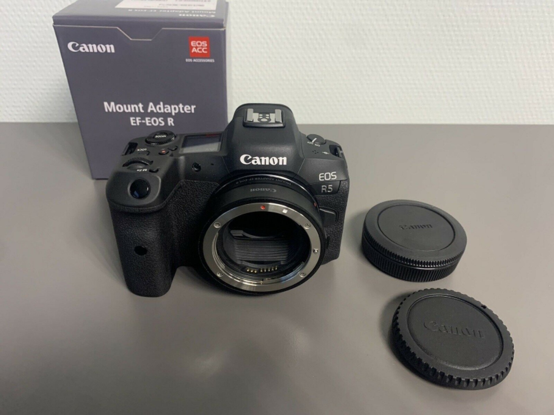 Canon Eos R5 Camera + adapter