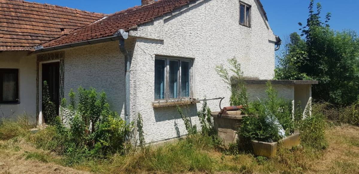 Kuća na selu sa imanjem