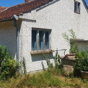Kuća na selu sa imanjem